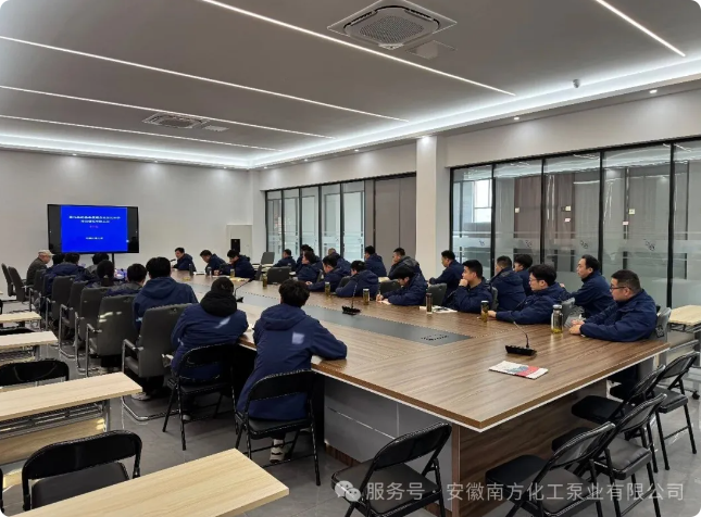 Professor Mou Jiegang fra Kina Jiliang University besøkte Anhui South Chemical Pump Co., Ltd. for å gjennomføre spesialopplæring på sentrifugalpumper.